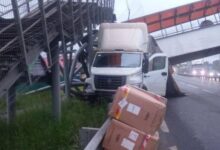 Photo of Стеклянный пешеходный мост над долиной