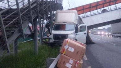 Photo of Стеклянный пешеходный мост над долиной