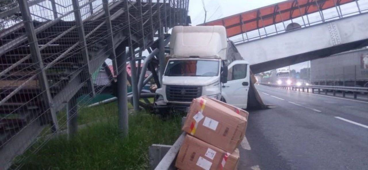 Фото 48 — Стеклянный пешеходный мост над долиной