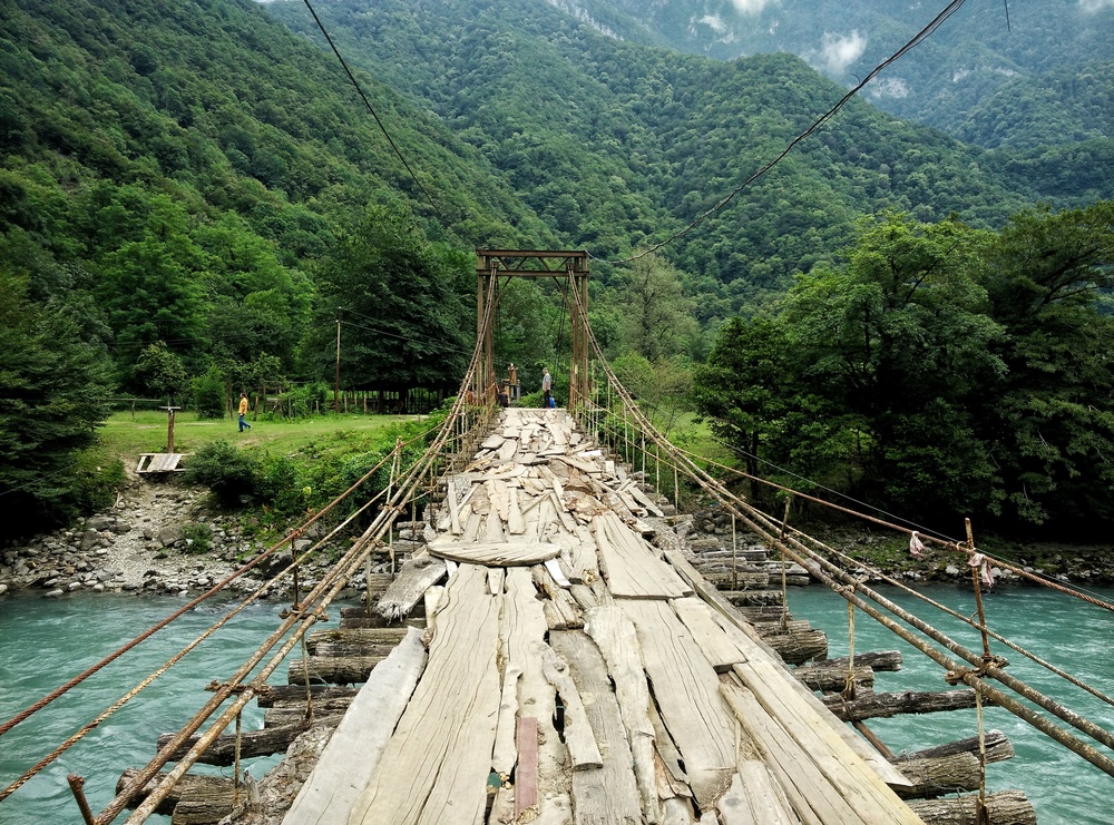 Фото 2 — Подвесной мост через реку