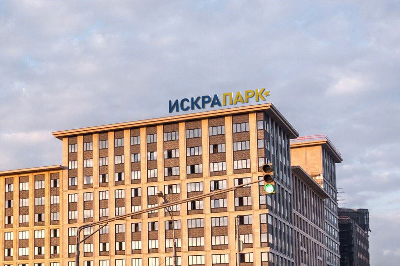 Фото 31 — Оригинальная вывеска на крыше здания