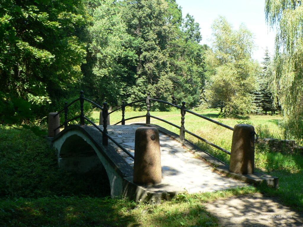 Деревянный мост в парке