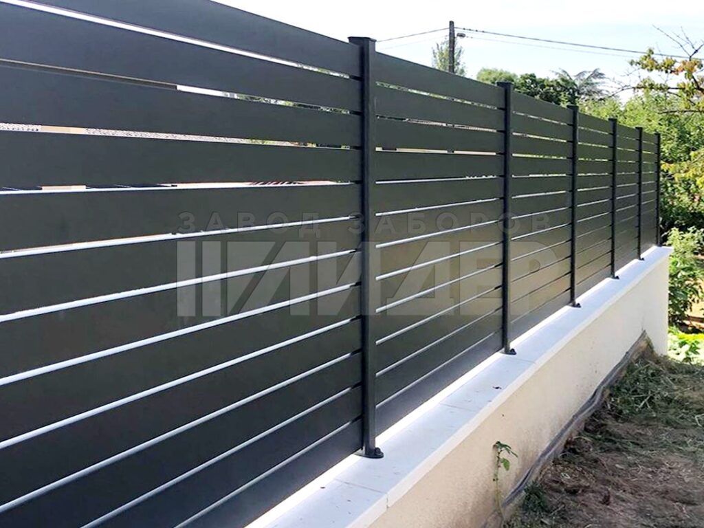 Фото 28 — Стальной забор в модном стиле